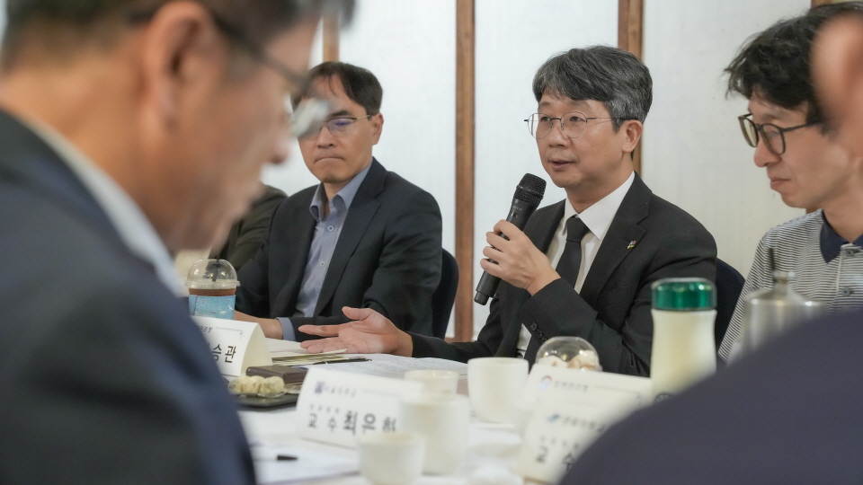 제 2차 방역 및 사회대응 분과위원회 논의의 지평을 더욱 확장하기 위해 법학, 의료윤리, 보건환경 분야 등의 전문가들과 간담회를 진행하고 있는 질병관리청 임승관 청장